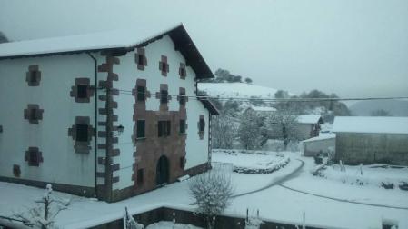 La nieve llega a Navarra a punto de terminarse el invierno.