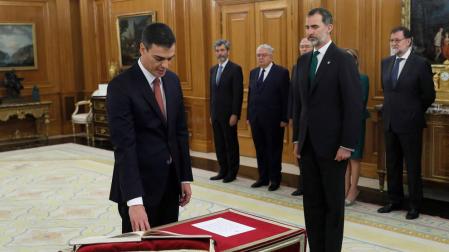 Pedro Sánchez promete su cargo sin símbolos religiosos