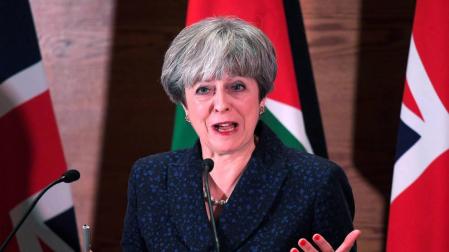 Theresa May critica a Trump por retuitear vídeos de grupo ultraderechista