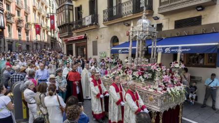 Procesión por las calles de Pamplona con motivo de la celebración del Corpus Christi.