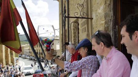 El municipio de la Zona Media de Navarra acogió este domingo el XX Día del Rosado, que contó con visitas guiadas, cata de vinos y una degustación.