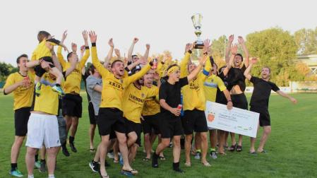 Lagunak se hace con la Copa de Primera Regional y se despide de su capitán