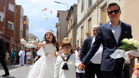 En Estella, la devoción se expresó con una alfombra floral inspirada en un diseño de Jesús María Ayúcar