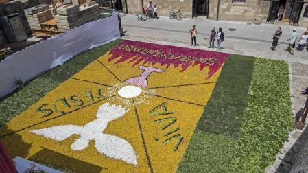 En Estella, la devoción se expresó con una alfombra floral inspirada en un diseño de Jesús María Ayúcar