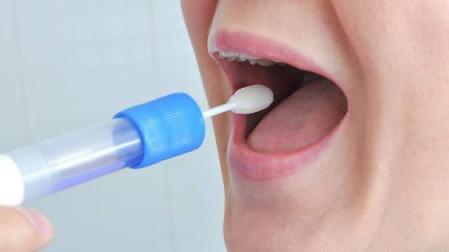 Le dan alto para hacerle un test de drogas en Tudela y termina tragándose el hisopo
