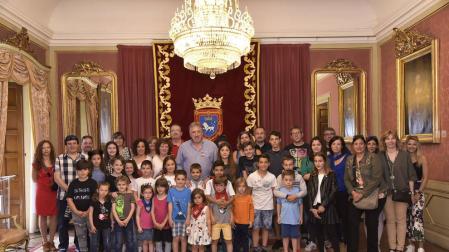 Recepción en el Ayuntamiento a las peñas txikis de El Charco y Oberena