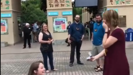 El vídeo viral de una pareja que coincide al pedirse matrimonio