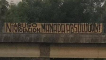 Retiran una pancarta de un puente de Sevilla que pedía la absolución de 'La Manada'