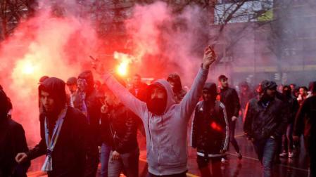 a Ertzaintza ha detenido a tres hinchas del Olympique de Marsella por protagonizar los incidentes en el interior del campo de fútbol de San Mamés en los que han resultado heridos dos vigilantes jurados, uno de ellos en el cuello tras ser atacado con un arma blanca