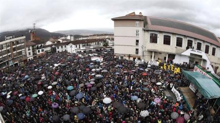 Autoridades y vecinos se concentraron contra las detenciones de vecinos de la localidad.