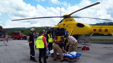 Traslado en helicóptero tras recibir multitud de picaduras de abejas en Aintzioa