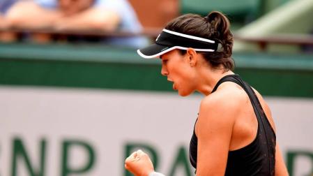 Muguruza arrolla a Sharapova y peleará con Halep por la final de París
