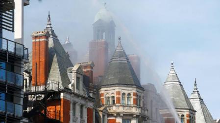 Cerca de 100 bomberos trabajan en un incendio en un hotel de lujo en Londres