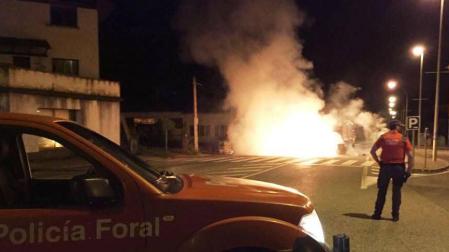 Dos barricadas cortaron anoche sendas carreteras en Iturmendi y Etxarri Aranatz