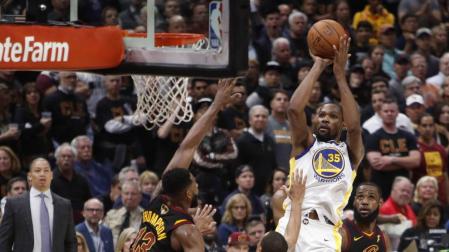 Los Warriors se imponen a los Cavaliers y se quedan a un partido del anillo