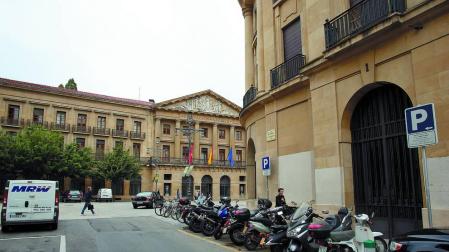 Aspecto actual de la parcela que ocupó la vieja plaza de toros, con la avenida Carlos III y el Palacio de Navarra.