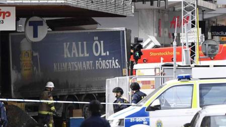 El vehículo se empotró contra una tienda del centro de la ciudad.