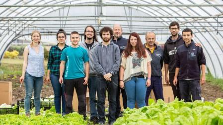 Una huerta en el campus de la UPNA abastece al comedor social París 365