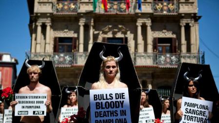 Antitaurinos participan en "encierro fúnebre" en Pamplona contra las corridas