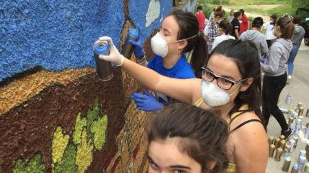 Ciclos de cine en inglés, partidos de fútbol o baloncesto con profesores, talleres de igualdad de género o de grafitis, excursiones o salidas culturales... Colegios e institutos han preparado durante una semana actividades para los aprobados