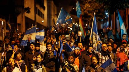 Piden en las calles la renuncia de Morales mientras sigue amenazante el volcán en Guatemala