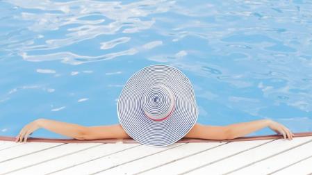 Un ayuntamiento catalán permitirá el 'topless' en sus piscinas tras un referéndum