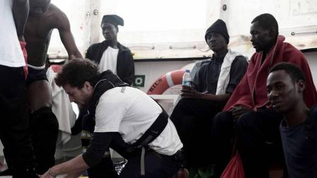 Los inmigrantes de Aquarius están "más tranquilos" mientras viajan a España