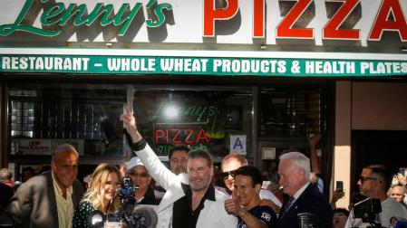 Brooklyn homenajea a Travolta contagiada de la 'Fiebre del sábado noche'