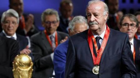 Del Bosque tras recibir la medalla de honor de la FEF.