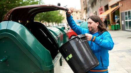 Dudas en Azpilagaña ante las tarjetas para los contenedores