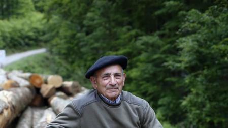 Arrastrados por machos o bueyes, suspendidos en un sistema de cables y por el río Irati, el traslado de troncos nutrió el aserradero de Ekai entre 1920 y 1958. Los barranqueadores reconducían la madera por el río. La red de cables forestales se extendió, al menos, a 126 puntos en Navarra