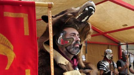 El Festival Romano de Andelo de Mendigorría alcanzó este año su XVII edición, una cita cultural y artística en la que se pudo disfrutar de la esencia del mundo romano con actuaciones teatrales y representaciones del ejército a pie de calle