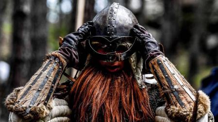 Más de mil personas disfrazadas de elfos, enanos, orcos y huargos, todos ellos personajes de 'El hobbit', recrearon este sábado en la localidad checa de Doksy