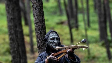 Más de mil personas disfrazadas de elfos, enanos, orcos y huargos, todos ellos personajes de 'El hobbit', recrearon este sábado en la localidad checa de Doksy