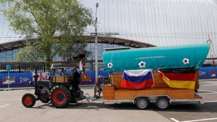 Un hincha alemán llega en tractor al Mundial de Rusia tras 30 días de viaje
