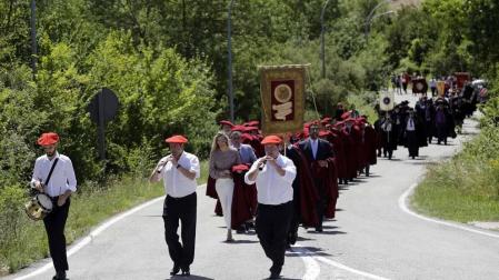 El Castillo de Javier fue testigo de cómo la Cofradía del Vino de Navarra acogió este domingo a sus nuevos integrantes