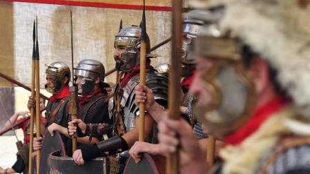 El Festival Romano de Andelo de Mendigorría alcanzó este año su XVII edición, una cita cultural y artística en la que se pudo disfrutar de la esencia del mundo romano con actuaciones teatrales y representaciones del ejército a pie de calle