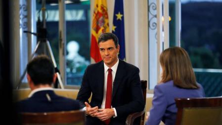 El presidente del Gobierno, Pedro Sánchez (c), acompañado por los presentadores Ana Blanco (d) y Sergio Martín, al comienzo de la entrevista que concede a TVE