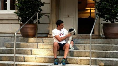 Sánchez comienza el día con una "carrera matinal" por los jardines de Moncloa