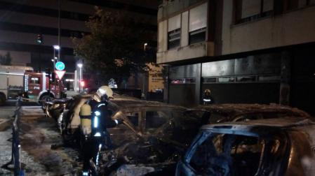 Calcinados de madrugada seis vehículos y un contenedor en Iturrama