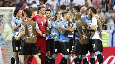 Suárez sella el pase de Uruguay y manda a casa a los saudíes