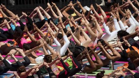 La India alberga el principal evento mundial por el Día del Yoga, aunque se celebra en diversos lugares de todo el mundo