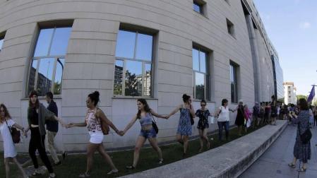 La plaza Consistorial y las calles adyacentes se han llenado de una multitud que ha protestado por la puesta en libertad de los cinco miembros de 'La Manada'
