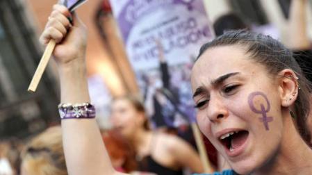 Miles de personas vuelven a tomar las calles de Madrid al grito de "No es abuso es violación"
