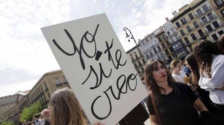 La manifestación ha comenzado a las 12.30 horas en el Palacio de Justicia y la marcha se dirige a la Plaza del Castillo
