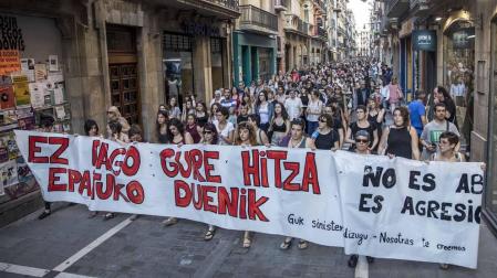 La plaza Consistorial y las calles adyacentes se han llenado de una multitud que ha protestado por la puesta en libertad de los cinco miembros de 'La Manada'