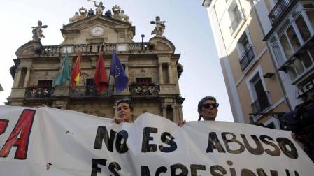 La plaza Consistorial y las calles adyacentes se han llenado de una multitud que ha protestado por la puesta en libertad de los cinco miembros de 'La Manada'