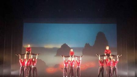 El pasado domingo, 17 de junio, la escuela celebró la gala de fin de curso con el espectáculo 'Wonderland', en el que participaron alumnos de entre 4 y 55 años y artistas invitados