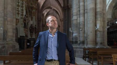 El novelista Carlos Aurensanz posa en el interior de la Catedral de Tudela, uno de los escenarios principales de su última novela 'El rey tahúr'.