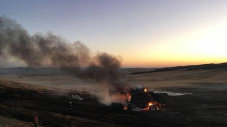 Incendio en Sesma al incendiarse una cosechadora mientras trabajaba